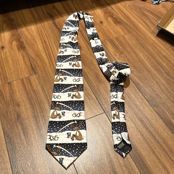 Winter themed Cartoon tie from the Jingle Bells company. - Picture 3 of 4